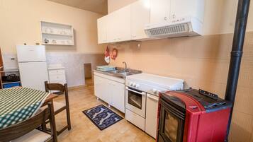 Frigorifero, forno, piano cottura, macchina per tè/caffè