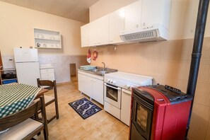 Fridge, oven, stovetop, coffee/tea maker
