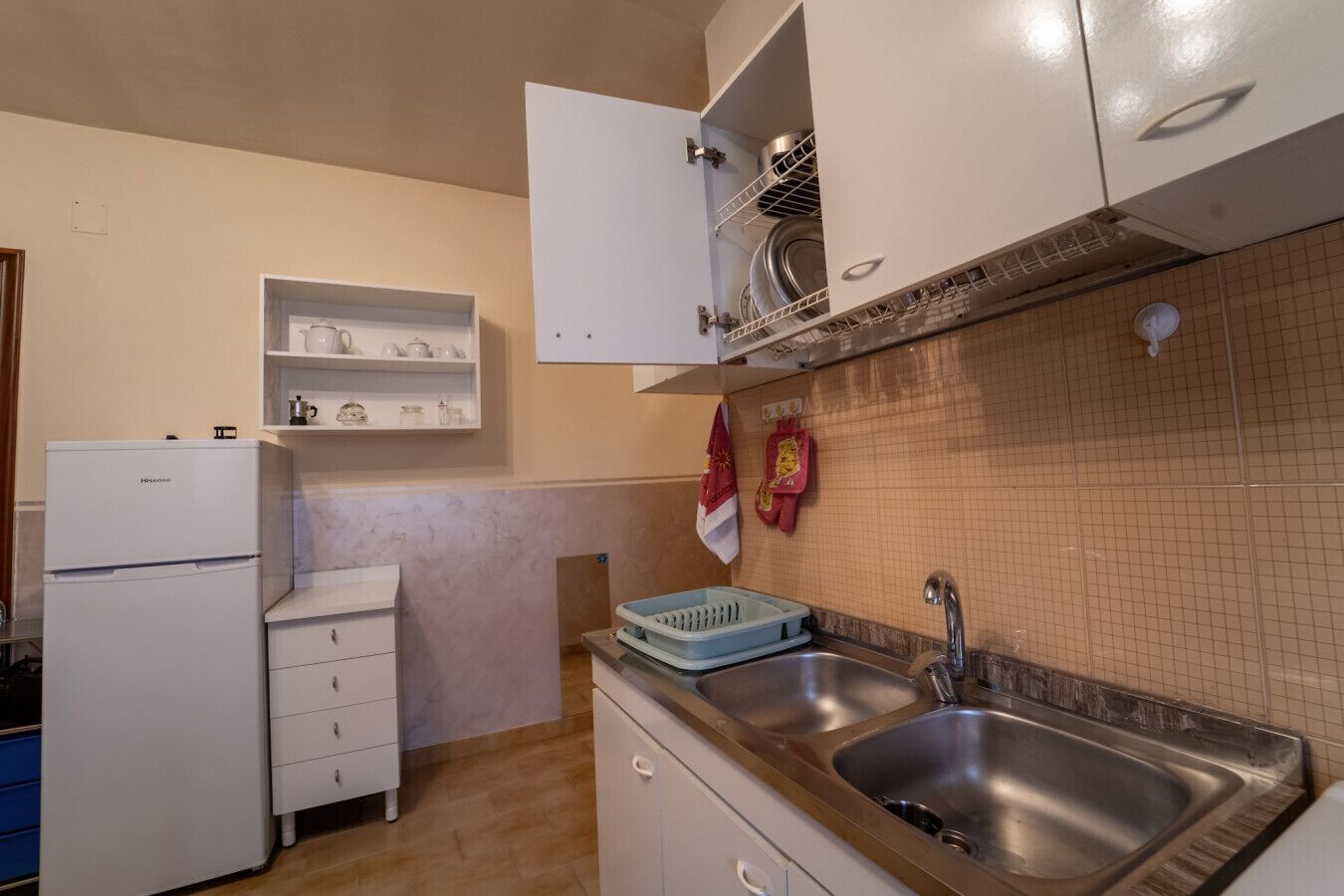 Réfrigérateur, four, plaque de cuisson, cafetière/bouilloire