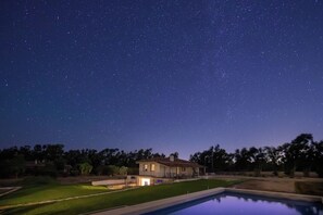 A house with a swimming pool under a starry night sky. - Sunset Villa downstairs (Alghero)