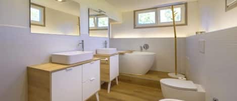 Een douche, een haardroger, een bidet, handdoeken