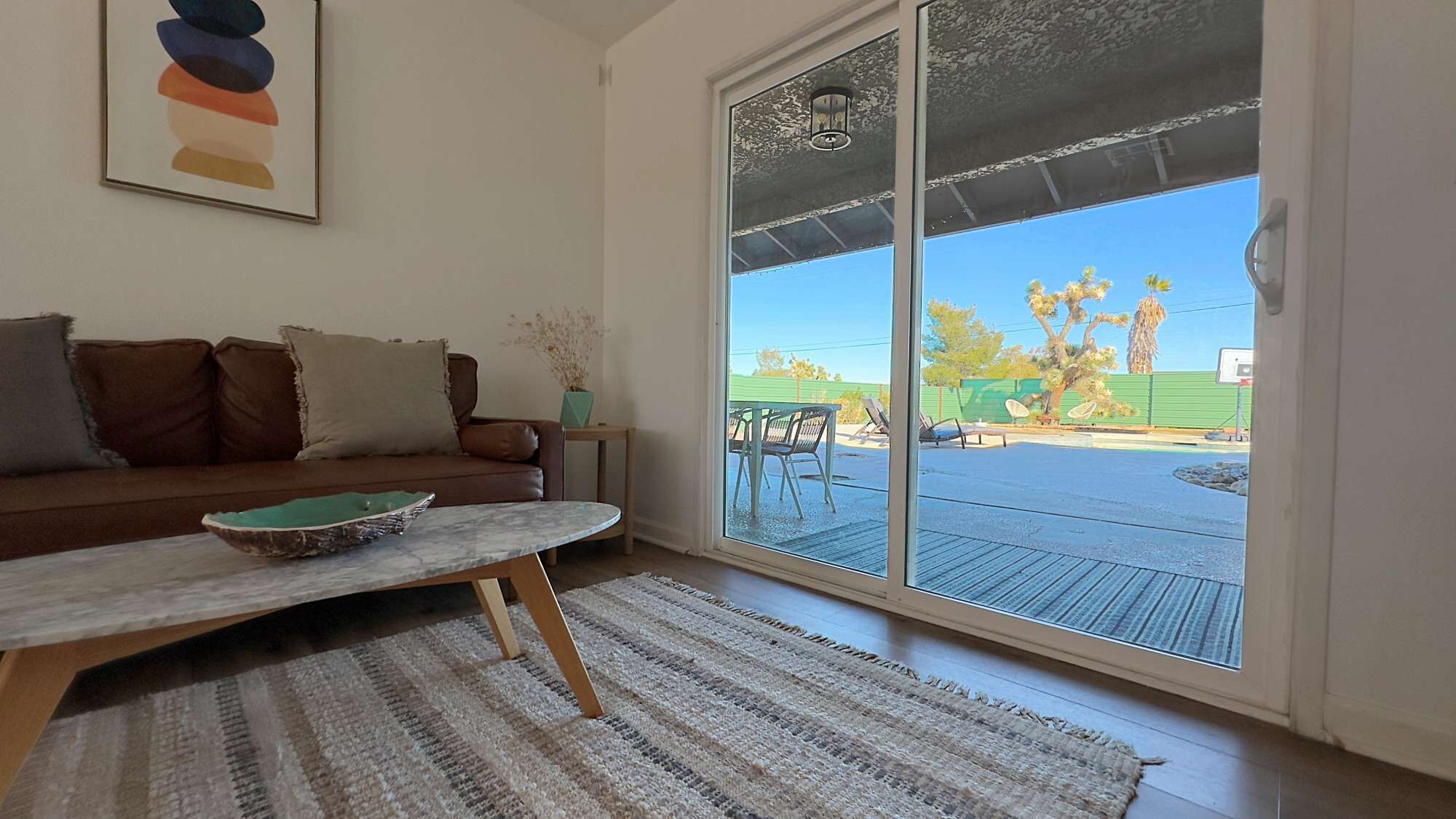 Télévision, cheminée, livres