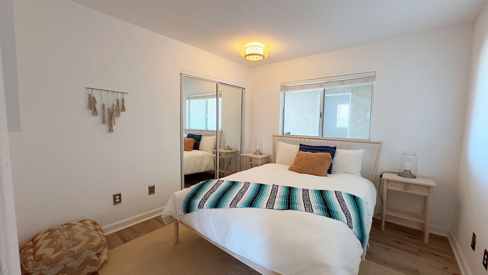 Bureau, lit parapluie, Wi-Fi, draps fournis