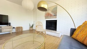 TV, fireplace, books - Joshua Tree Forest, Heated* Pool, Sauna, Remodeled (Yucca Valley)