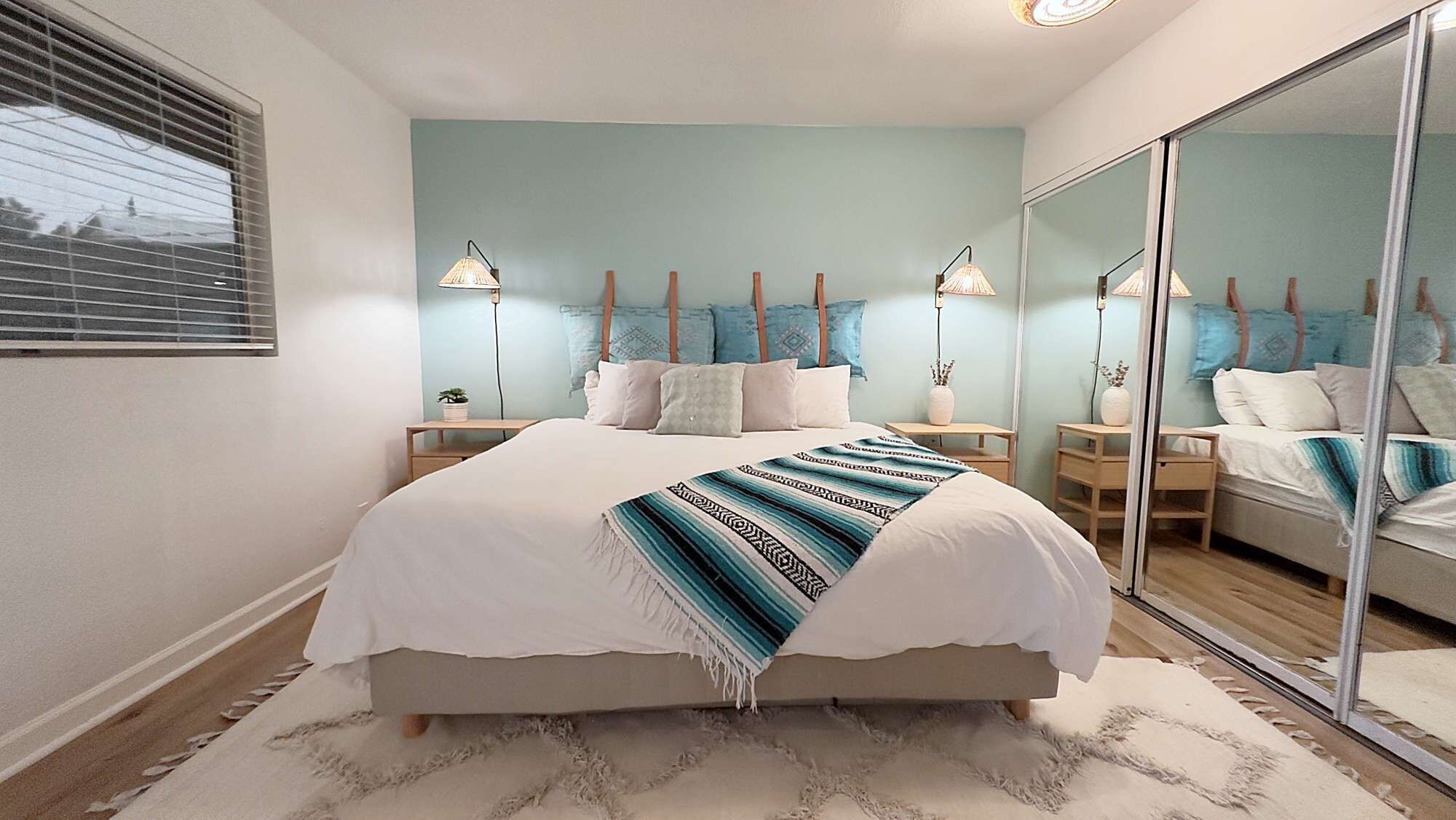 5 bedrooms, desk, travel cot, WiFi