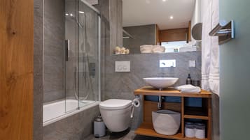 SĂšche-cheveux, serviettes fournies, savon, papier toilette