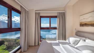 Room, Lake View | In-room safe, desk, laptop workspace, soundproofing