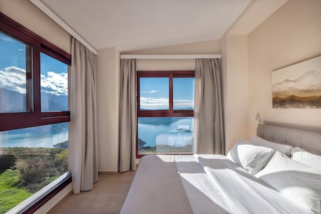 Room, Lake View | In-room safe, desk, laptop workspace, soundproofing. Lake Kremasta Hotel