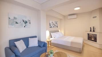 Room, Balcony, Lake View | Living area