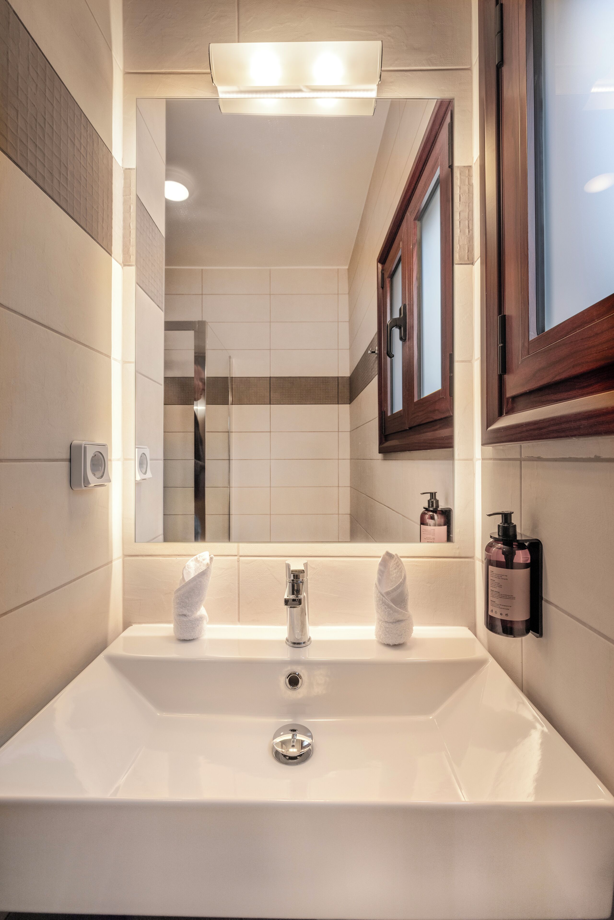 Room, Lake View | Bathroom | Shower, hair dryer, slippers, towels