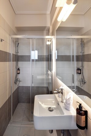 Room, Shared Balcony, Lake View | Salle de bain | Douche, sèche-cheveux, chaussons, serviettes fournies