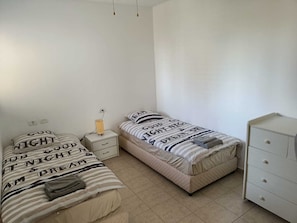 Fer et planche à repasser, accès Internet, draps fournis