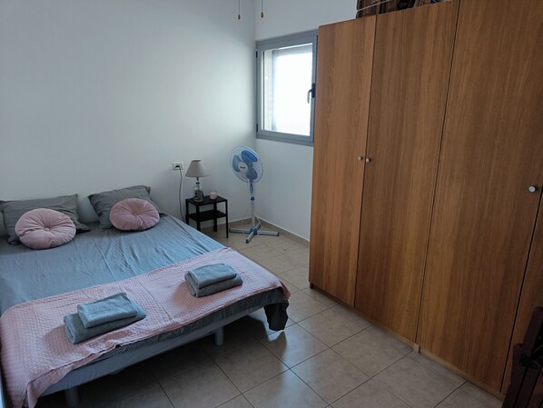 Iron/ironing board, internet, bed sheets