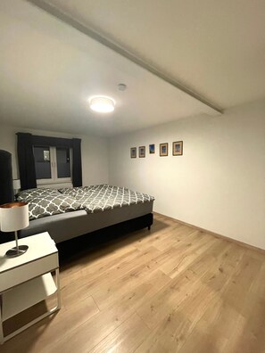 WiFi, bed sheets - Apartment "Fewo Im Schönen Allensbach" with Lake View and Wi-Fi (Allensbach)