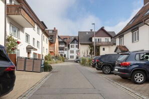 A residential street with houses, parked cars, and a clear sky. - Apartment "Fewo Im Schönen Allensbach" with Lake View and Wi-Fi (Allensbach)
