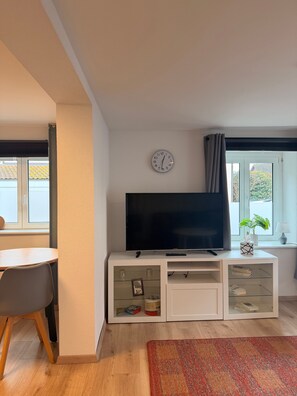 TV - Apartment "Fewo Im Schönen Allensbach" with Lake View and Wi-Fi (Allensbach)