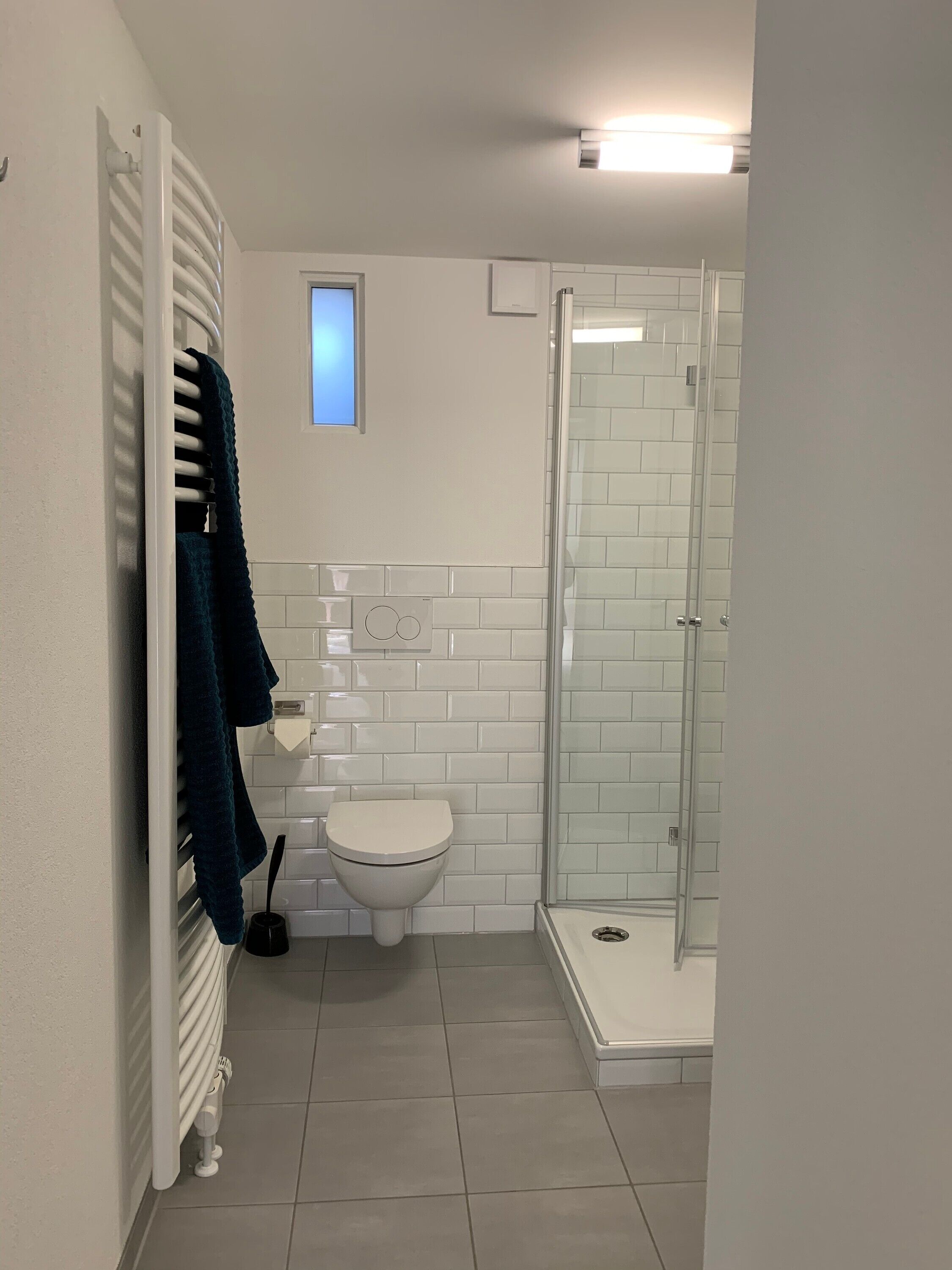 Douche, sèche-cheveux, serviettes fournies