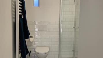 Douche, sĂšche-cheveux, serviettes fournies