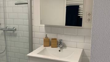 Ducha, secador de pelo, toallas