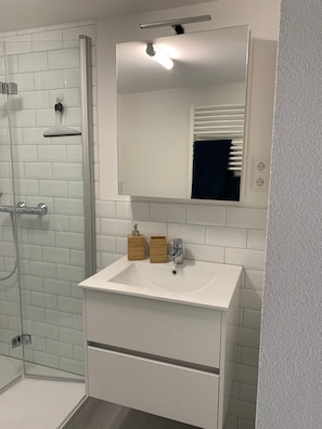 Shower, hair dryer, towels - Apartment "Fewo Im Schönen Allensbach" with Lake View and Wi-Fi (Allensbach)