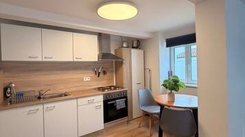 Refrigerador, horno, placa de cocina, cafetera/tetera