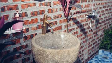 Kamar Double Basic untuk 1 Orang | Kamar mandi