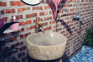 Kamar Double Basic untuk 1 Orang | Kamar mandi