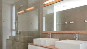 Dusche, Haartrockner, Bidet, Handtücher