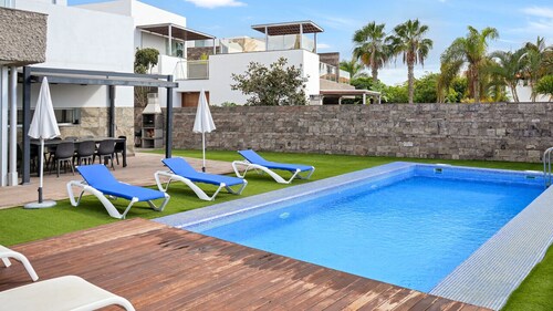 Private Villa with Pool - Close to the Beach