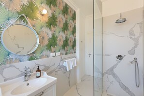 Douche, serviettes fournies, papier toilette