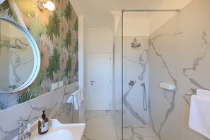 Douche, serviettes fournies, papier toilette