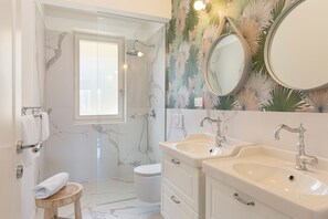 Shower, towels, toilet paper - Lake 270 Apartment (stresa)