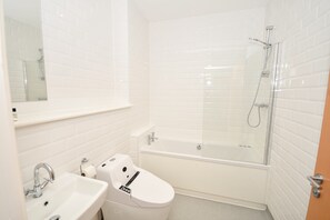 Shower, hair dryer, towels, shampoo - Spacious & Bright 1BED Apartment nr Etihad Stadium (Manchester)