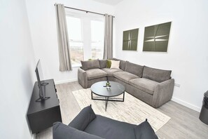 TV, offices - Spacious & Bright 1BED Apartment nr Etihad Stadium (Manchester)