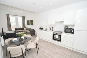 Fridge, microwave, stovetop, dishwasher - Spacious & Bright 1BED Apartment nr Etihad Stadium (Manchester)