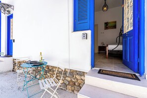 Studio, Multiple Beds, Kitchenette, City View | Outdoor dining