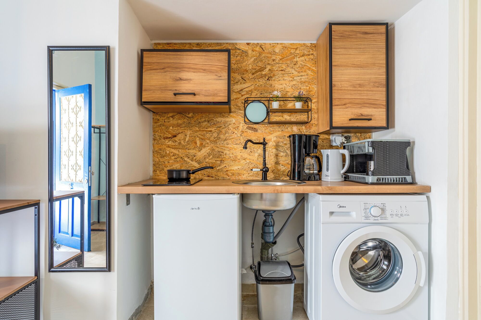 Frigobar, microondas, placa de cocina, cafetera/tetera