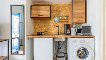 Studiolejlighed - flere senge - tekøkken - byudsigt | Privat tekøkken | Minikøleskab, mikrobølgeovn, kogeplade, kaffe-/temaskine