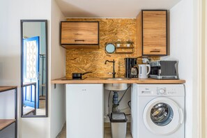 Studio, Multiple Beds, Kitchenette, City View | Private kitchenette | Mini-fridge, microwave, stovetop, coffee/tea maker