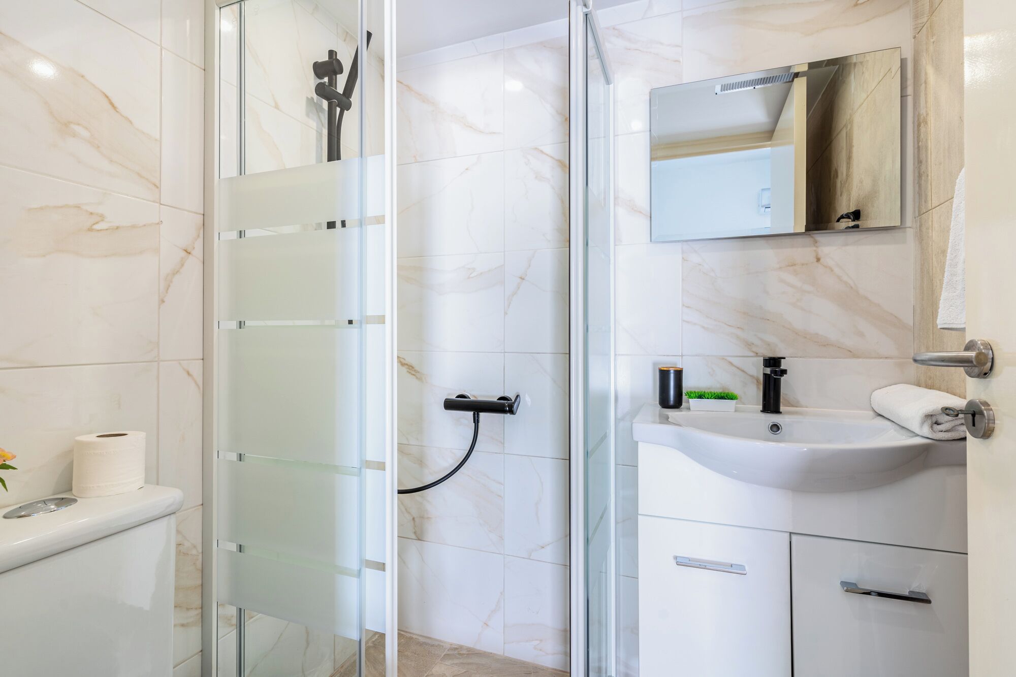 Studio, meerdere bedden, kitchenette, uitzicht op stad | Badkamer | Een douche, een regendouche, gratis toiletartikelen, een haardroger