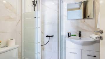 Studio, meerdere bedden, kitchenette, uitzicht op stad | Badkamer | Een douche, een regendouche, gratis toiletartikelen, een haardroger