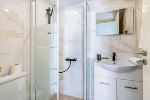 Studio, Multiple Beds, Kitchenette, City View | Bathroom | Shower, rainfall showerhead, free toiletries, hair dryer