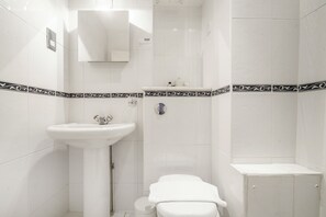 Sèche-cheveux, bidet, serviettes fournies, savon