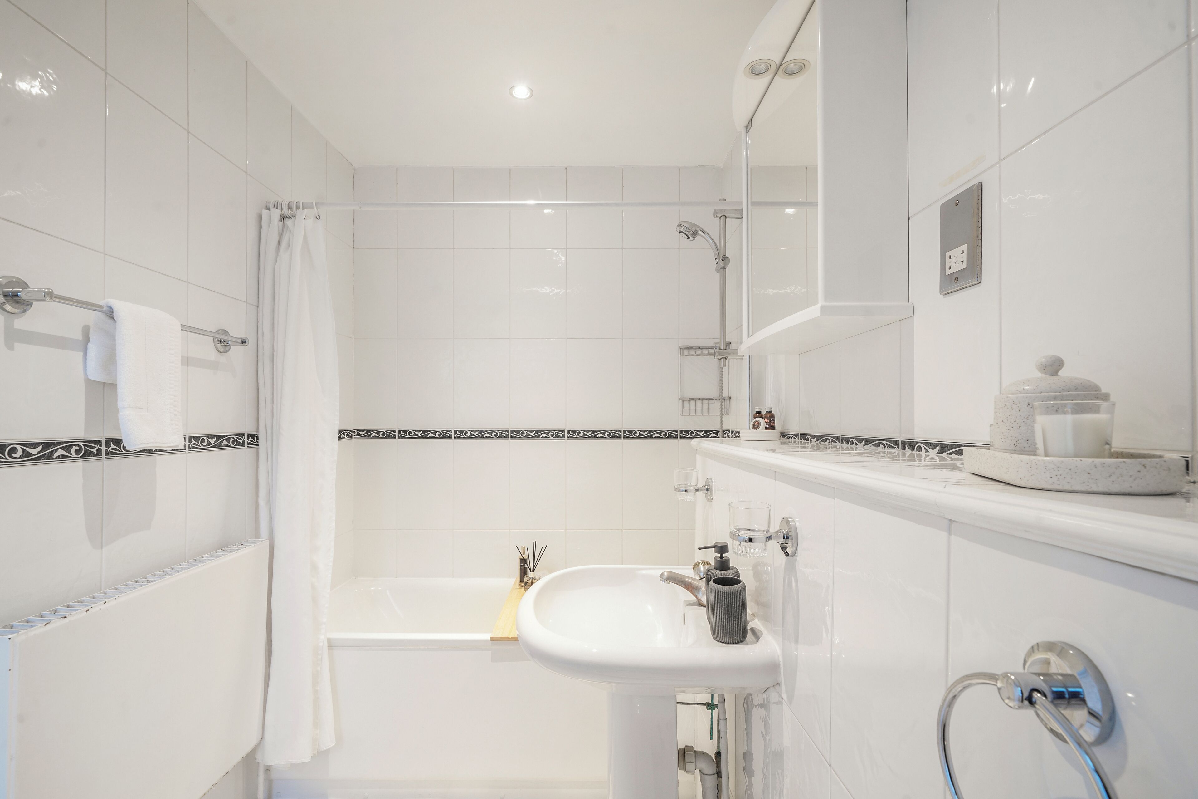 Haartrockner, Bidet, Handtücher, Seife