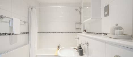 SĂšche-cheveux, bidet, serviettes fournies, savon