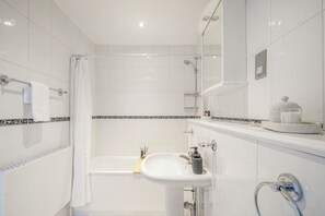 Sèche-cheveux, bidet, serviettes fournies, savon