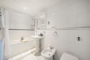 Sèche-cheveux, bidet, serviettes fournies, savon