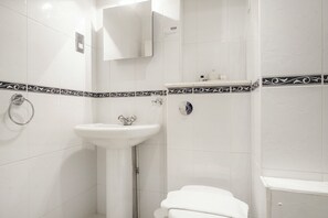 Sèche-cheveux, bidet, serviettes fournies, savon