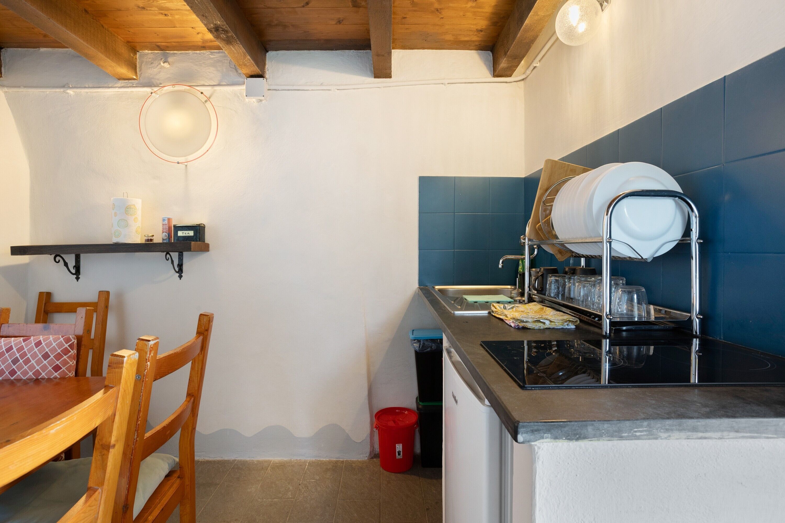 Réfrigérateur, micro-ondes, plaque de cuisson, cafetière/bouilloire