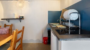 Kaffetrakter/tekoker, kjøleskap, mikrobølgeovn og kokeplater
